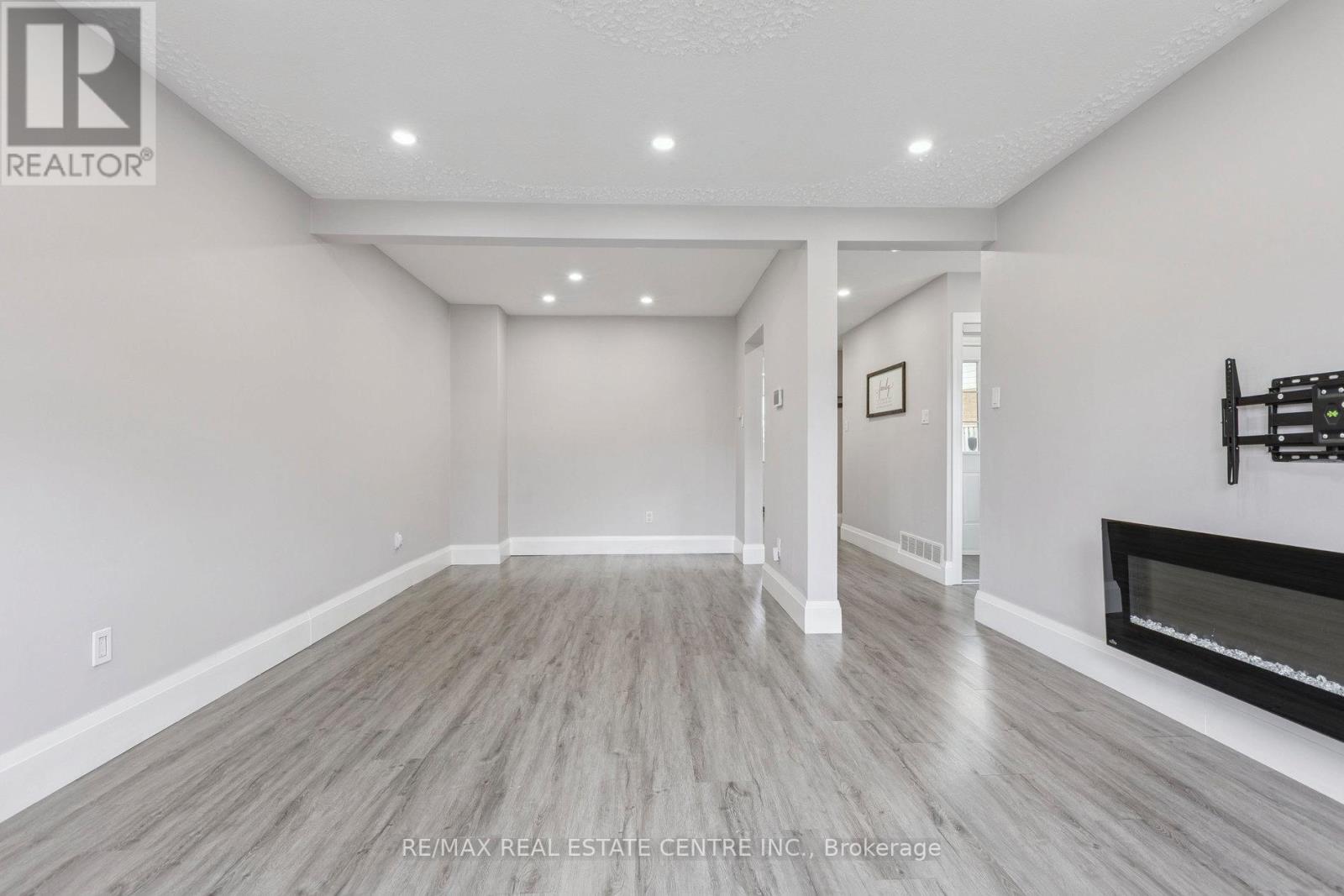122 Mooregate Crescent, Kitchener, Ontario  N2M 2G1 - Photo 7 - X12473395