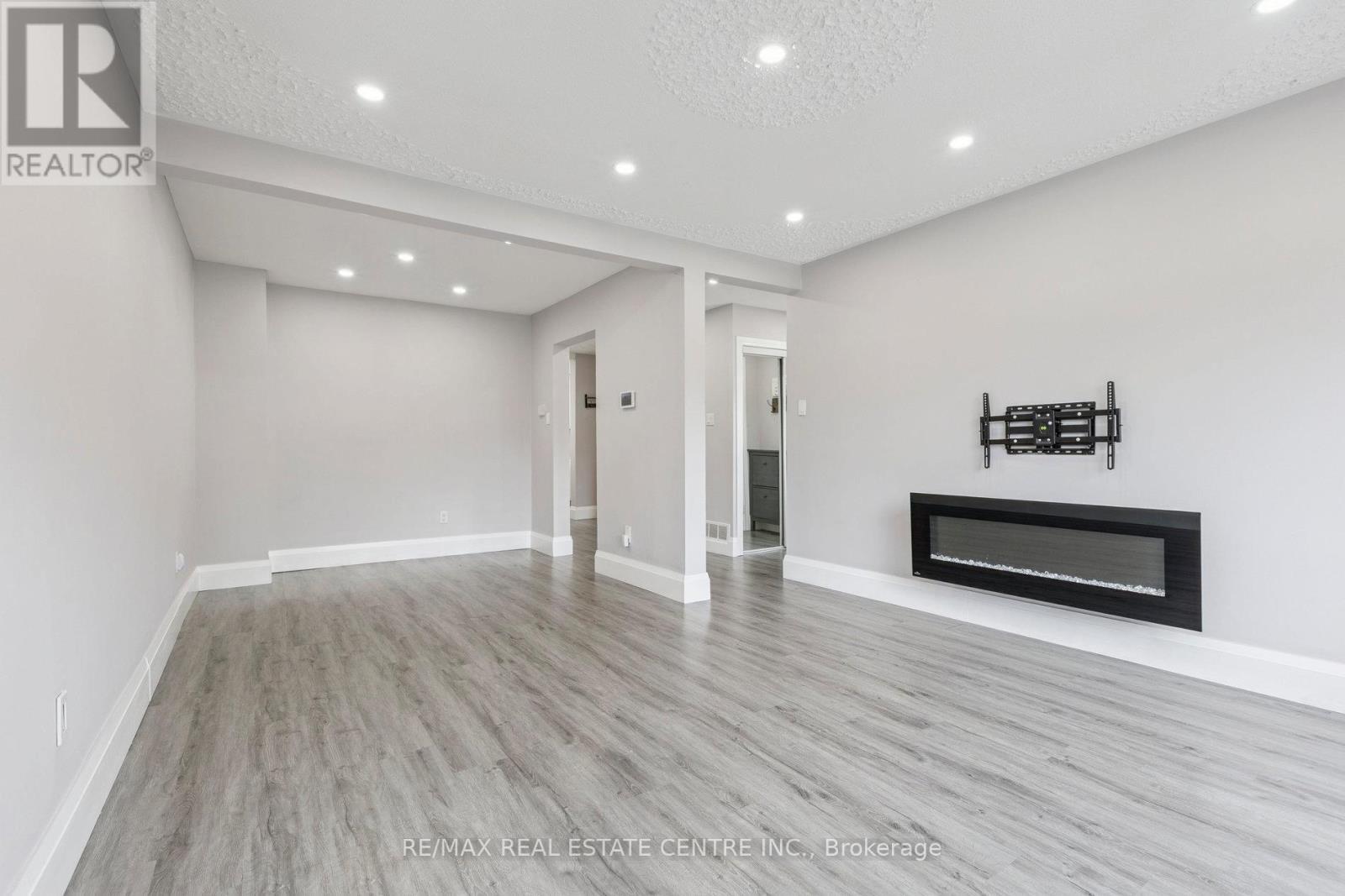 122 Mooregate Crescent, Kitchener, Ontario  N2M 2G1 - Photo 8 - X12473395