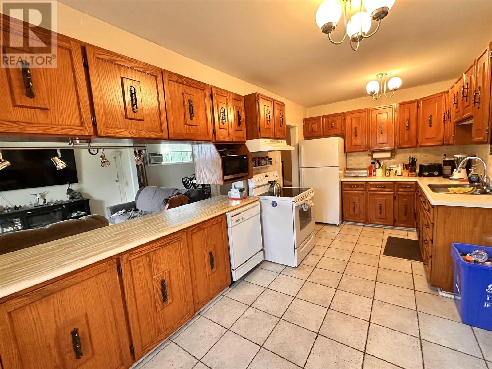 212 Hillside Dr S, Elliot Lake, Ontario  P5A 1N5 - Photo 3 - SM252056