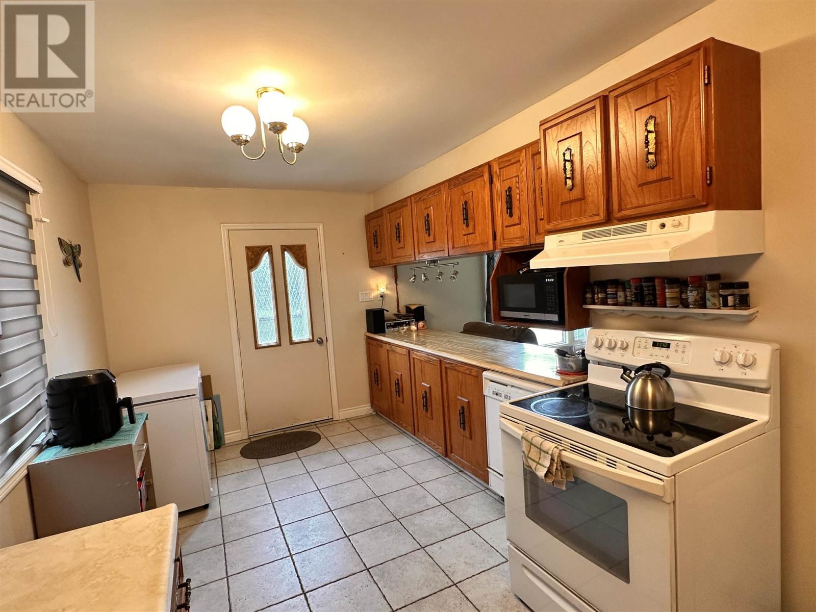 212 Hillside Dr S, Elliot Lake, Ontario  P5A 1N5 - Photo 4 - SM252056