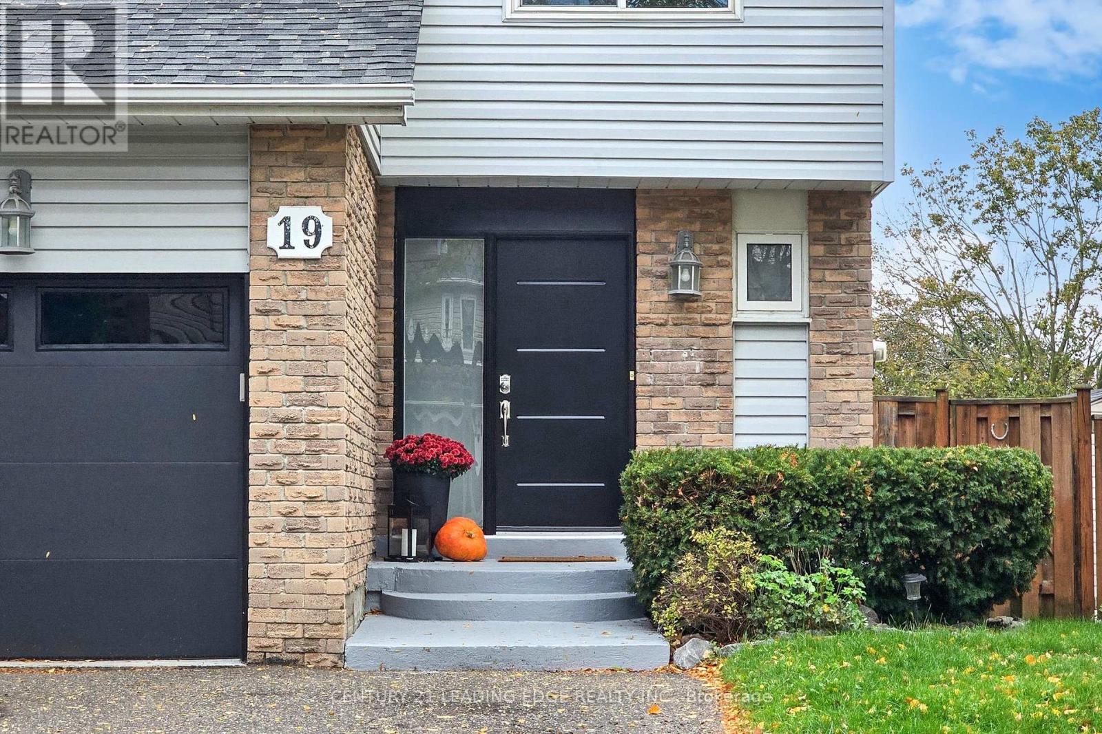 19 Goodfellow Street, Whitby, Ontario  L1P 1C3 - Photo 5 - E12473442