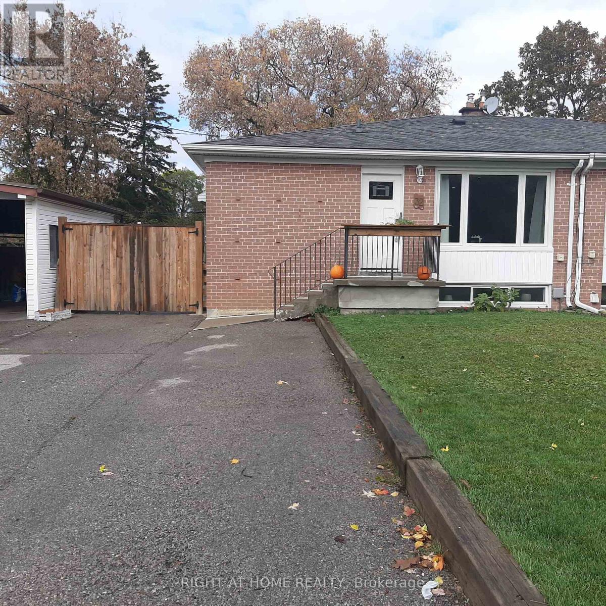 32 DAVIS ROAD, Aurora, Ontario