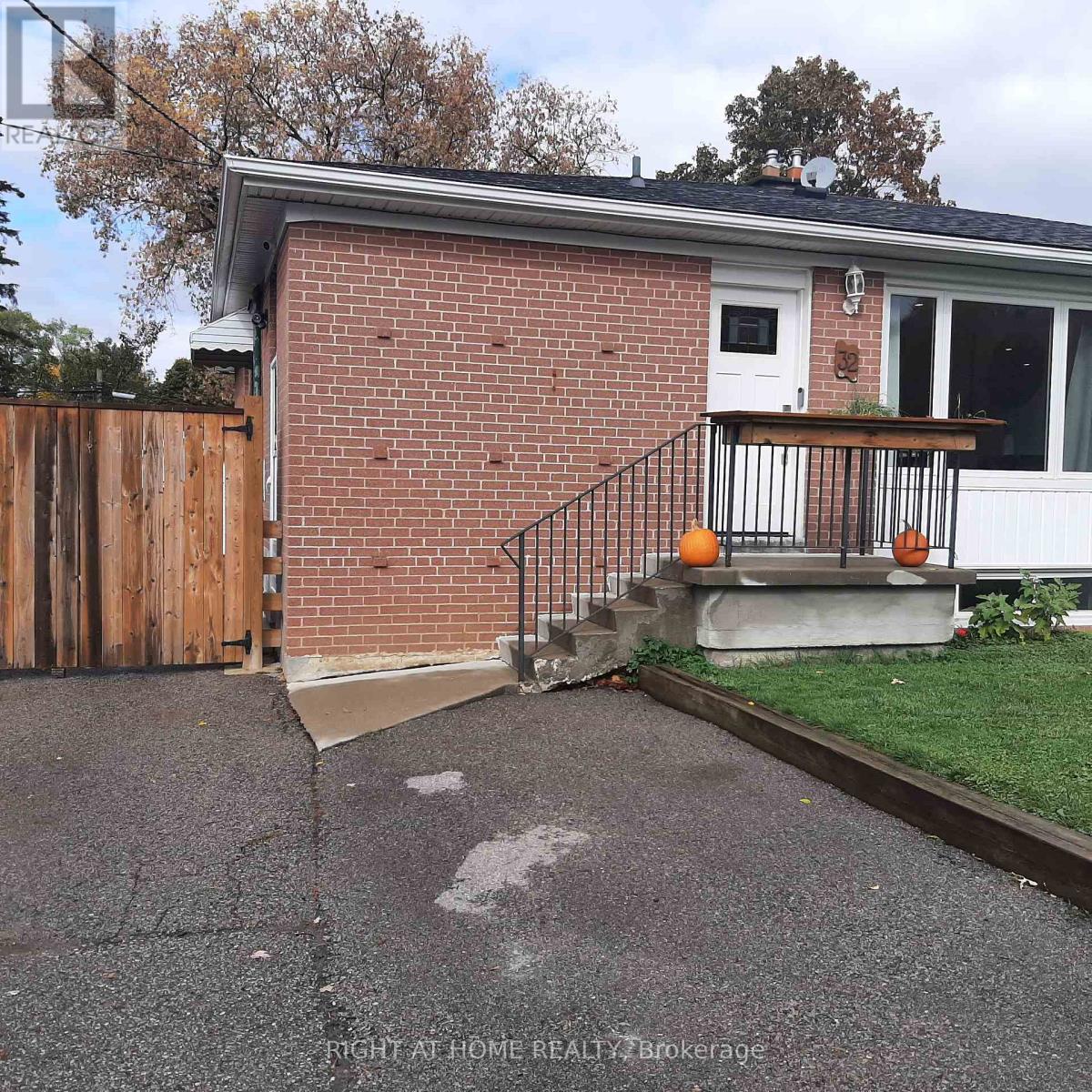32 Davis Road, Aurora, Ontario  L4G 2B6 - Photo 2 - N12473429