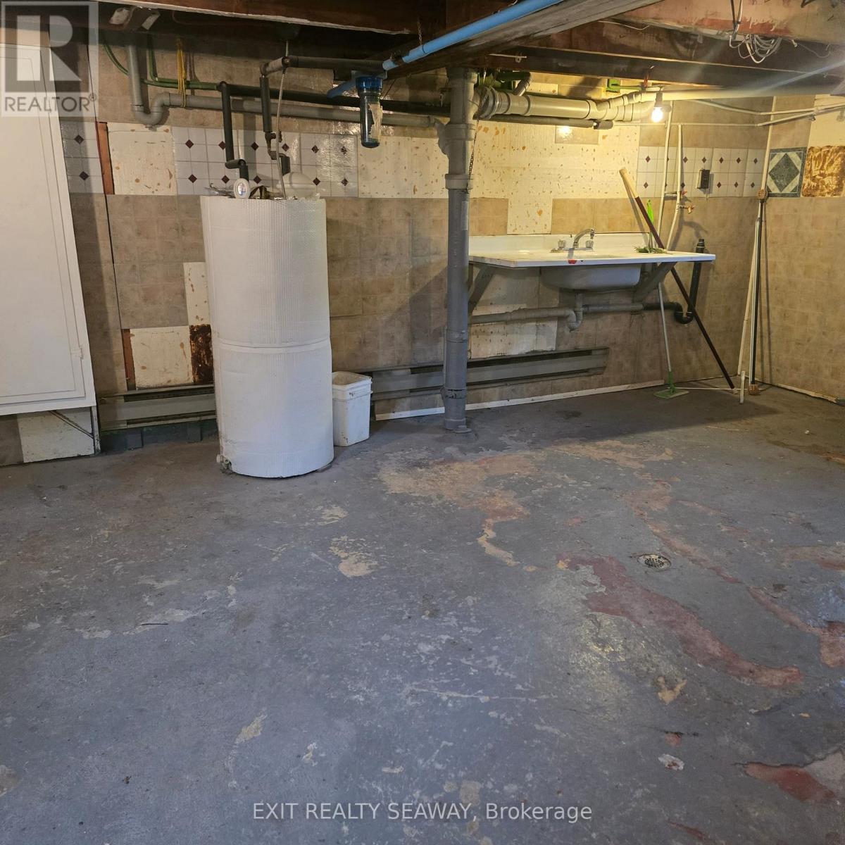 106 6th Street W, Cornwall, Ontario  K6J 2W4 - Photo 10 - X12473559