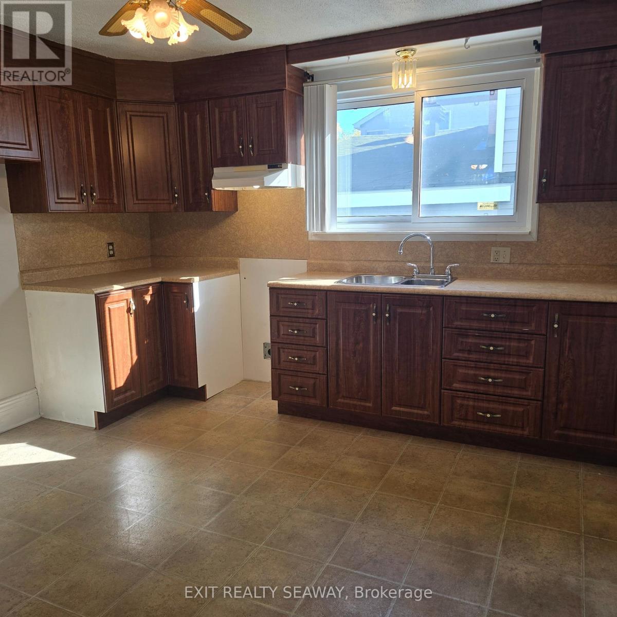 106 6th Street W, Cornwall, Ontario  K6J 2W4 - Photo 2 - X12473559