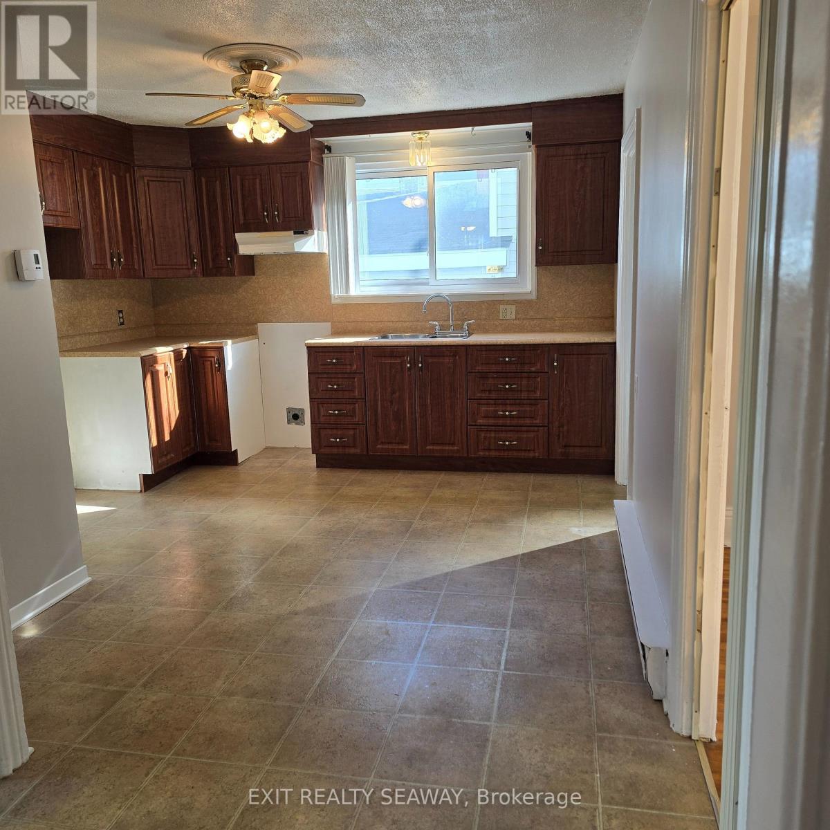 106 6th Street W, Cornwall, Ontario  K6J 2W4 - Photo 3 - X12473559