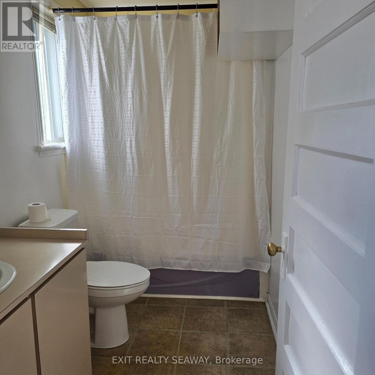 106 6th Street W, Cornwall, Ontario  K6J 2W4 - Photo 7 - X12473559