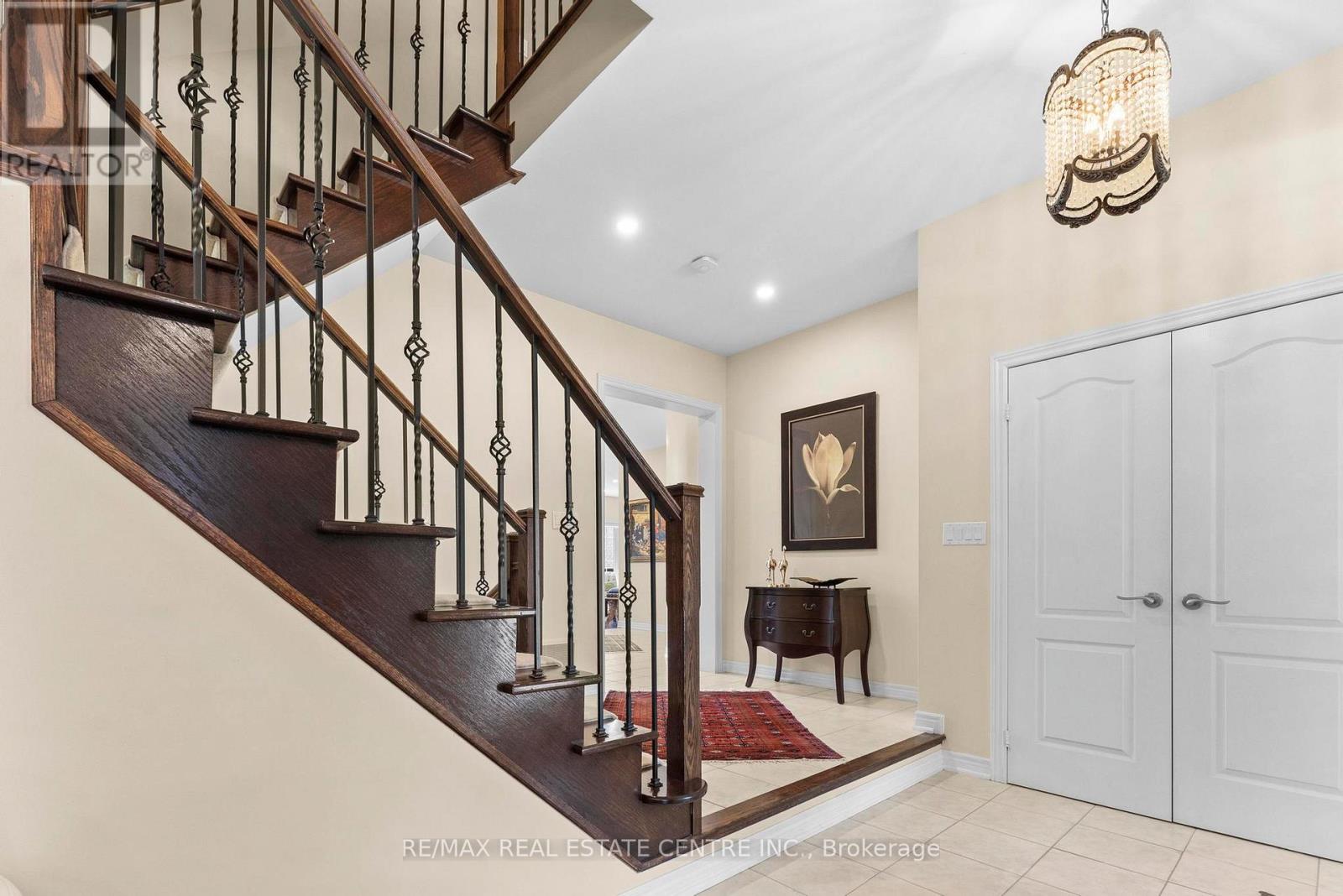 2454 Springforest Drive, Oakville, Ontario  L6M 0A1 - Photo 12 - W12473415