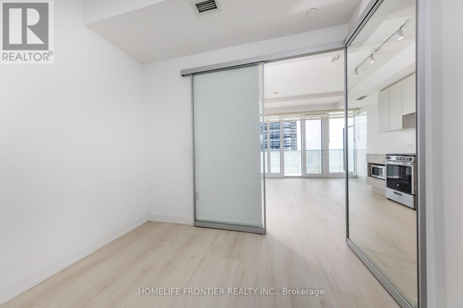 2807 - 3900 Confederation Parkway, Mississauga, Ontario  L5B 0M3 - Photo 6 - W12473441