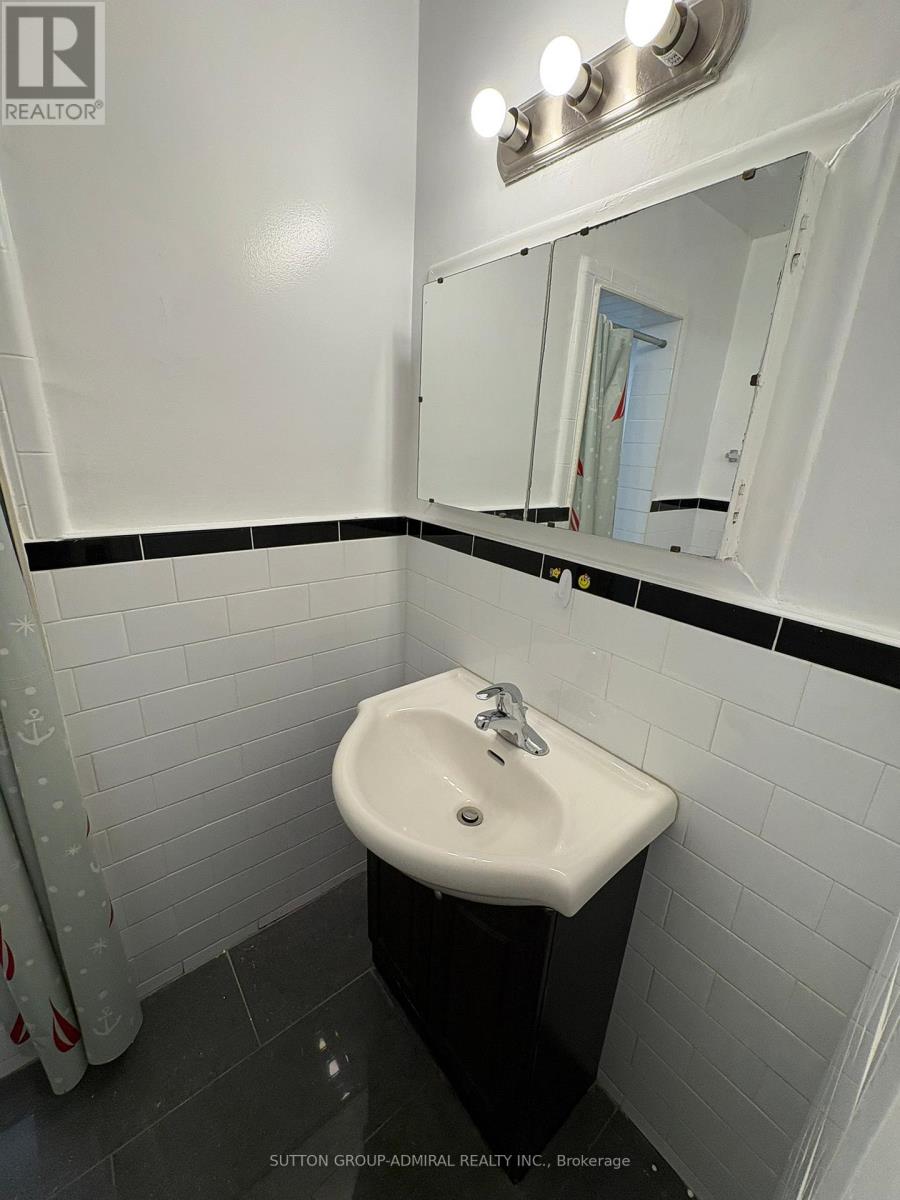2 - 20 Meadowbrook Road, Toronto, Ontario  M6B 2S4 - Photo 21 - C12473572