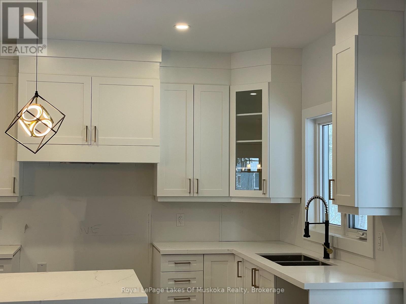 5 Meadow Acres Road, Oro-Medonte (Warminister), Ontario  L0K 2G1 - Photo 4 - S12473657