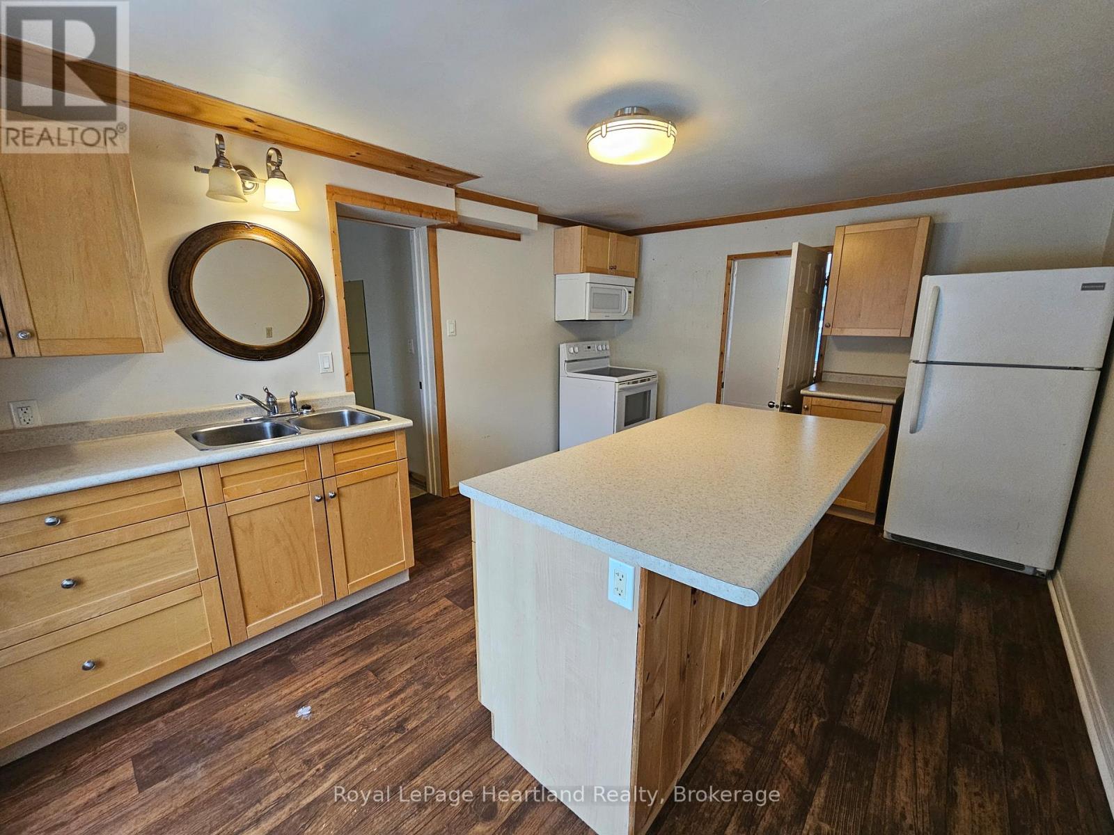 43 Trafalgar Street, Goderich (Goderich (Town)), Ontario  N7A 1T3 - Photo 2 - X12473633