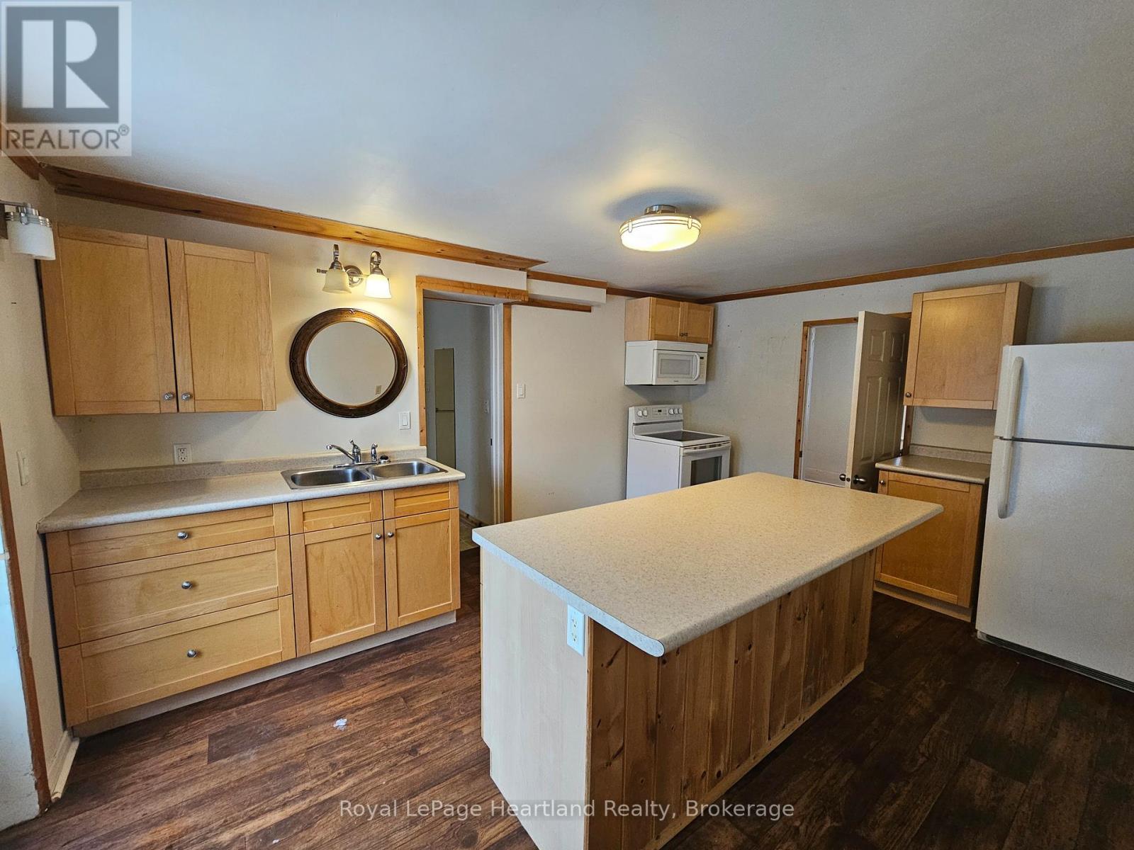 43 Trafalgar Street, Goderich (Goderich (Town)), Ontario  N7A 1T3 - Photo 4 - X12473633