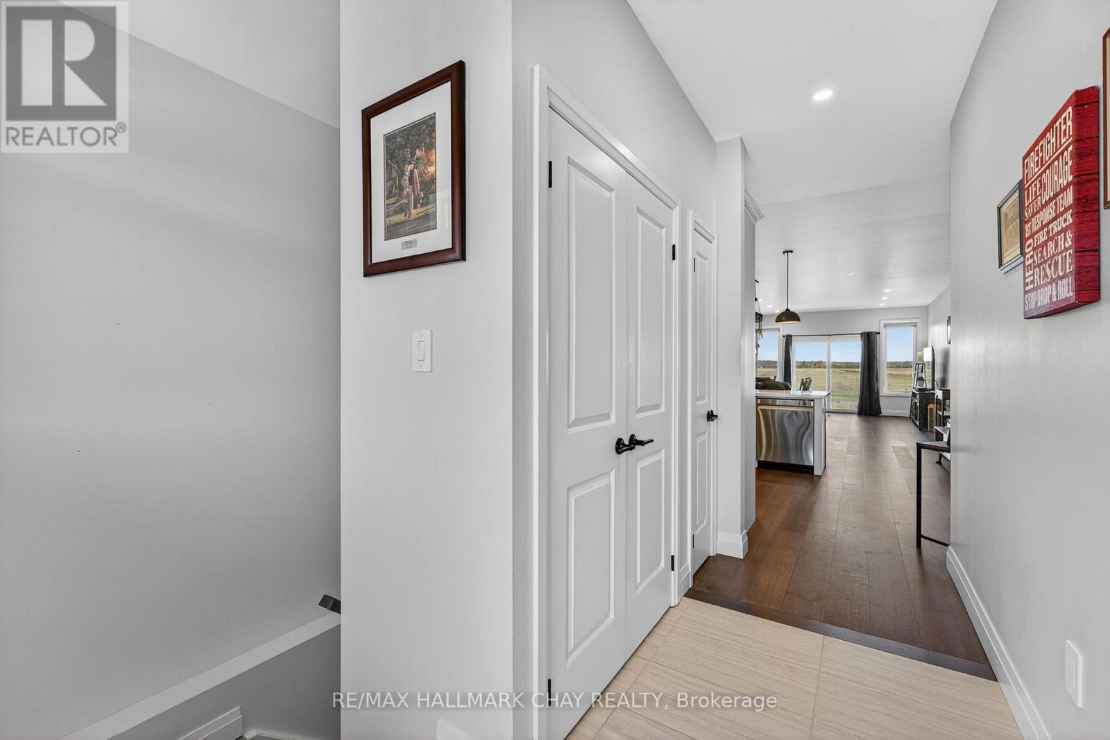 138 Ritchie Crescent, Springwater, Ontario  L0L 1P0 - Photo 3 - S12473490