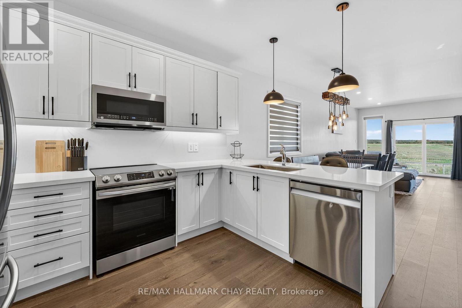 138 Ritchie Crescent, Springwater, Ontario  L0L 1P0 - Photo 5 - S12473490
