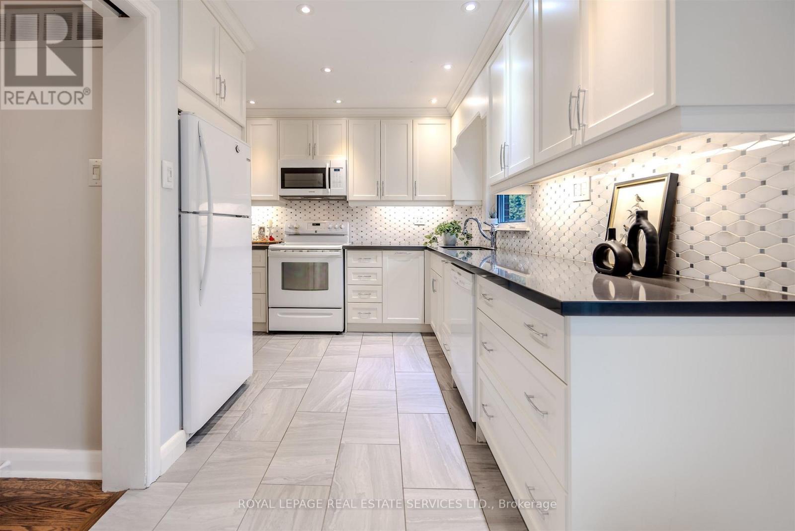 48 Reid Manor, Toronto, Ontario  M8Y 2J1 - Photo 15 - W12473380