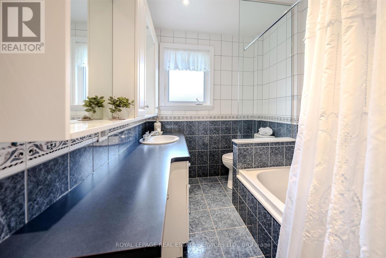 48 Reid Manor, Toronto, Ontario  M8Y 2J1 - Photo 24 - W12473380