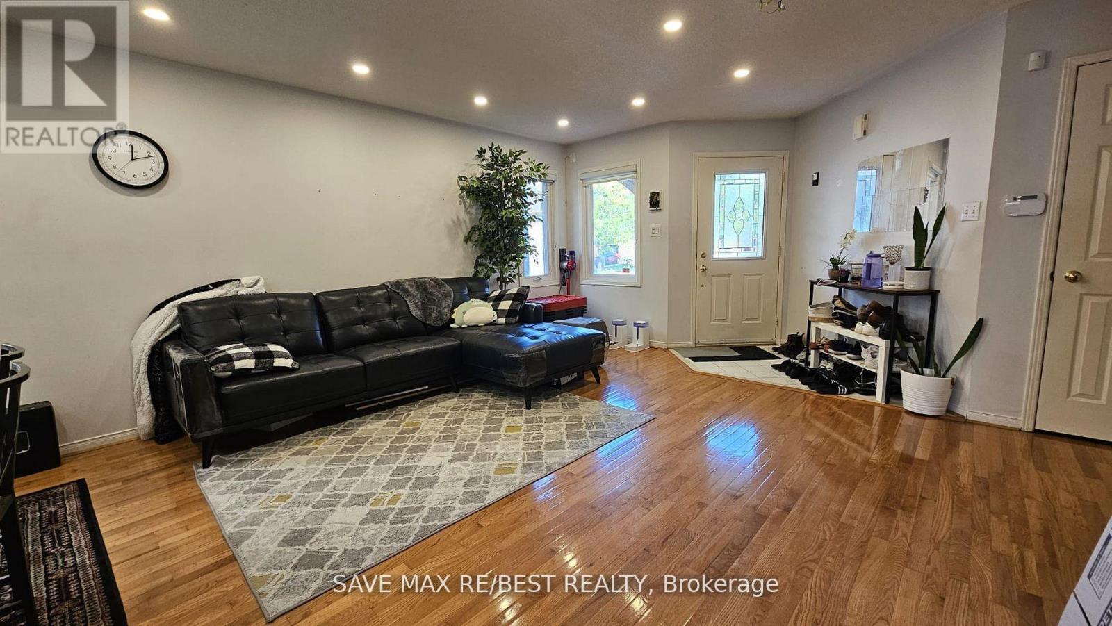 8 Treepark Street, Brampton, Ontario  L6R 1T3 - Photo 5 - W12473478