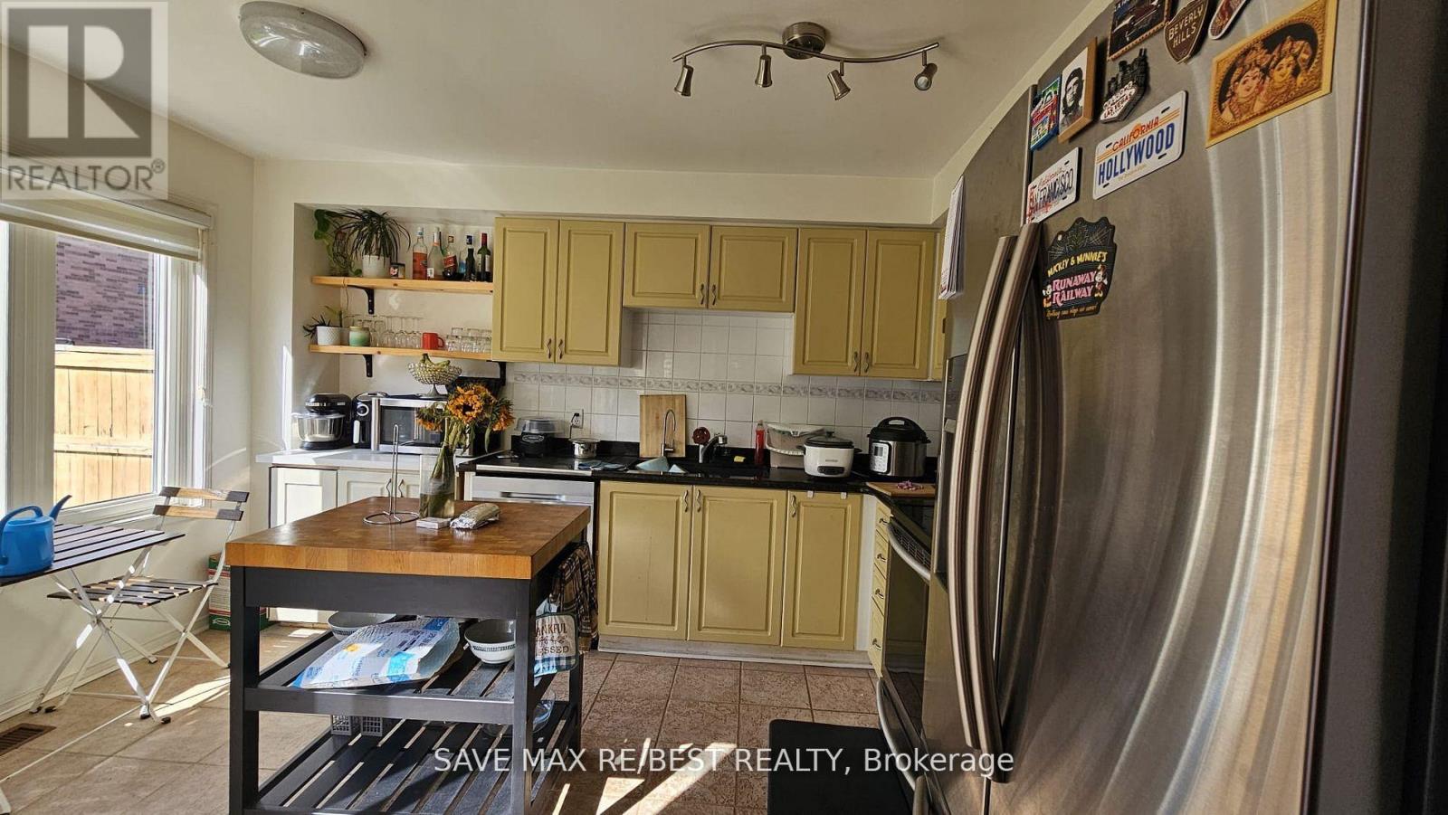 8 Treepark Street, Brampton, Ontario  L6R 1T3 - Photo 9 - W12473478