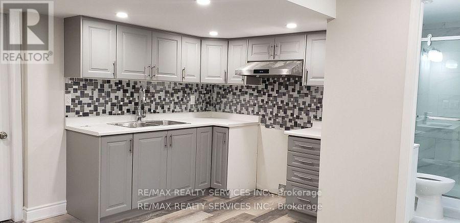 34 Interlacken Drive, Brampton, Ontario  L6X 0W5 - Photo 4 - W12473516