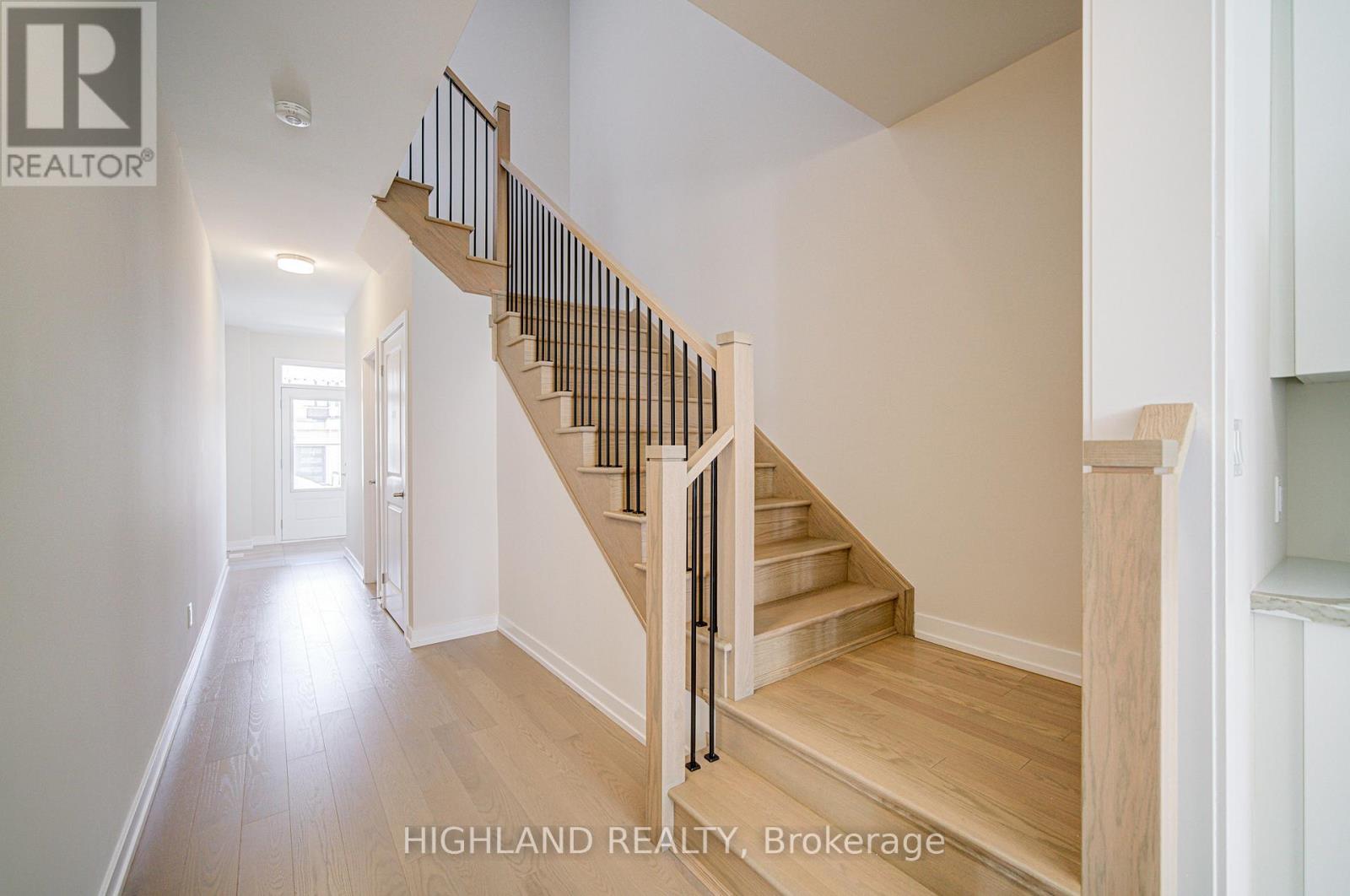 1179 Dartmouth Crescent, Oakville, Ontario  L6H 8C3 - Photo 3 - W12473550
