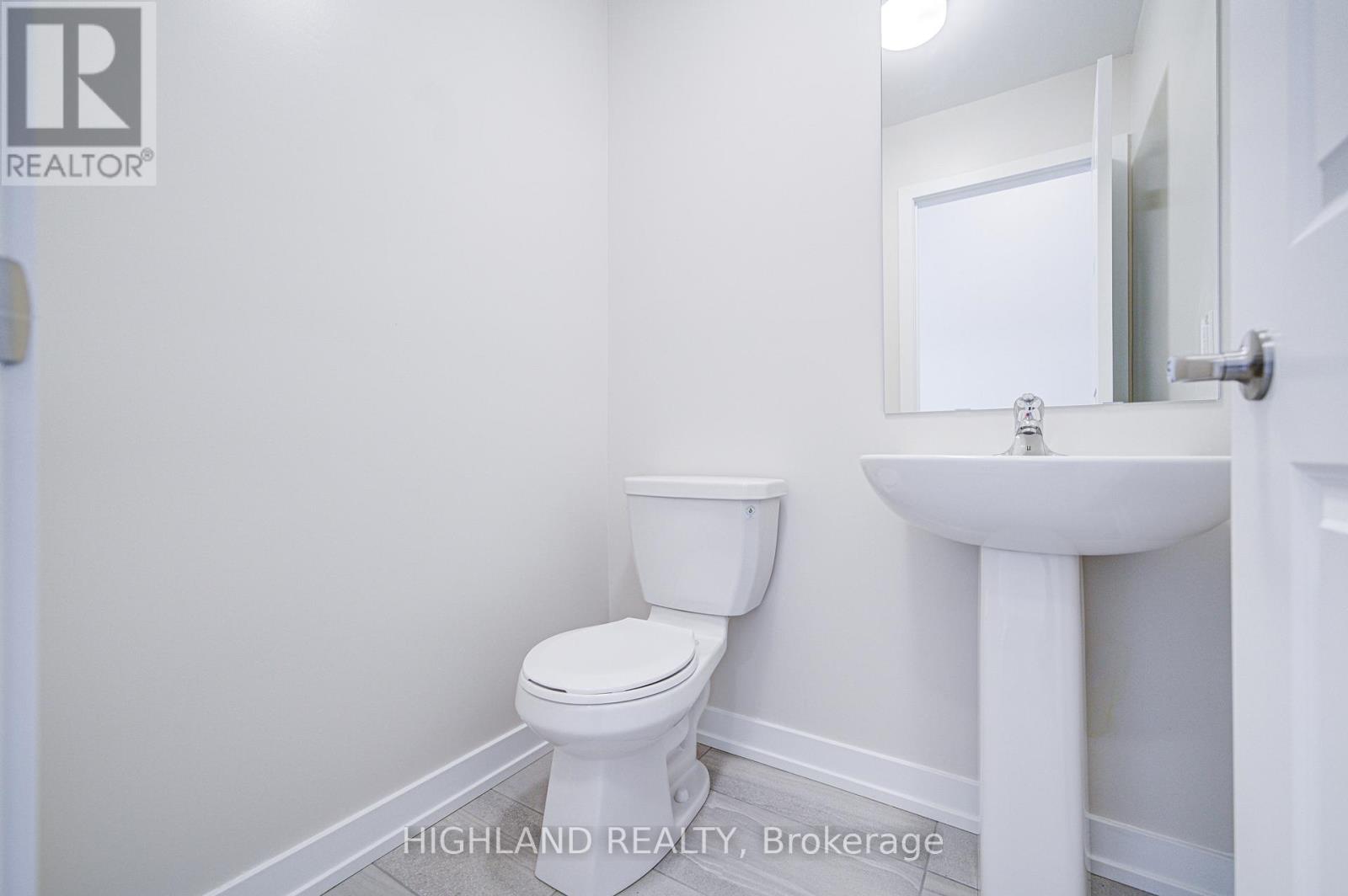 1179 Dartmouth Crescent, Oakville, Ontario  L6H 8C3 - Photo 4 - W12473550