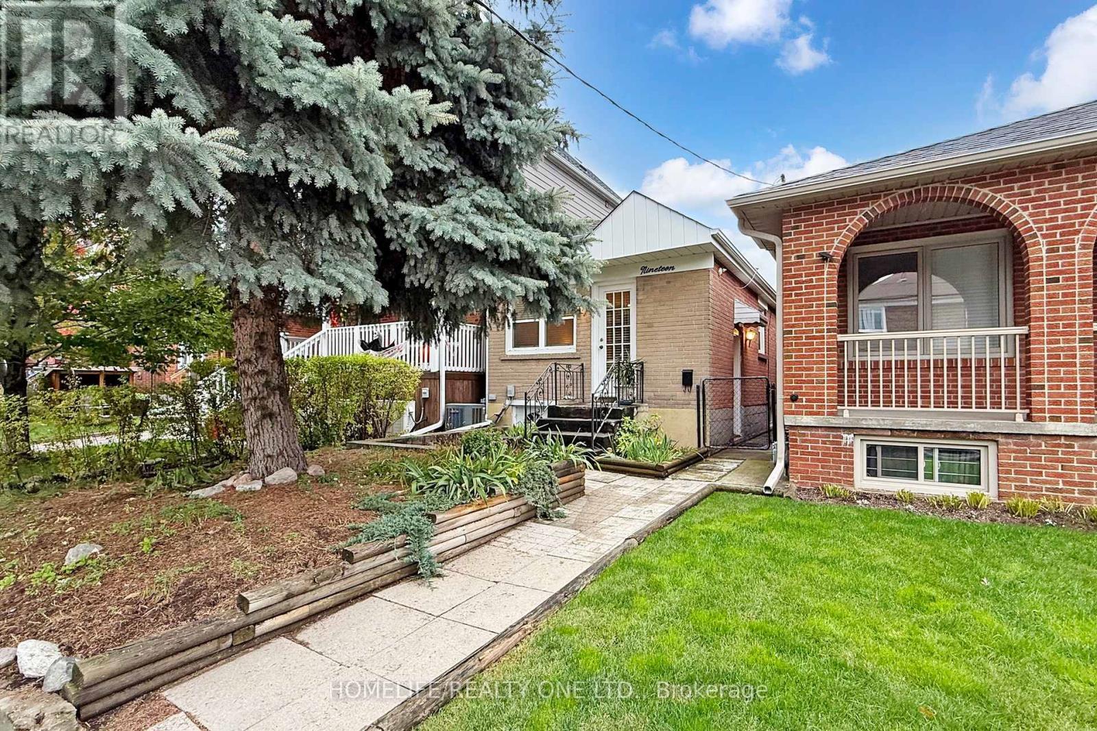 19 MORLAND ROAD, Toronto, Ontario