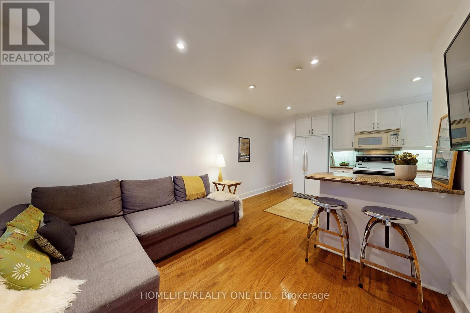19 Morland Road S, Toronto, Ontario  M6S 2M7 - Photo 10 - W12473551