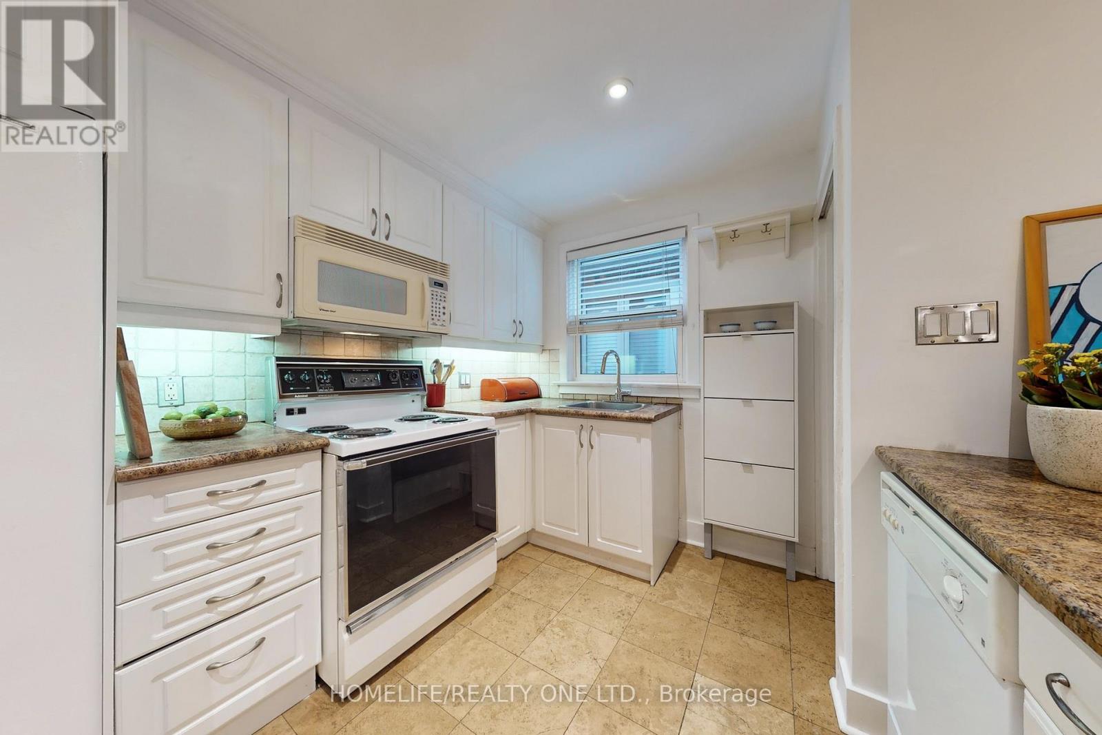 19 Morland Road S, Toronto, Ontario  M6S 2M7 - Photo 11 - W12473551