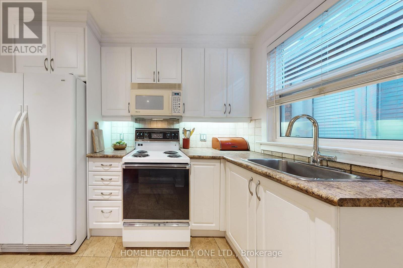 19 Morland Road S, Toronto, Ontario  M6S 2M7 - Photo 13 - W12473551
