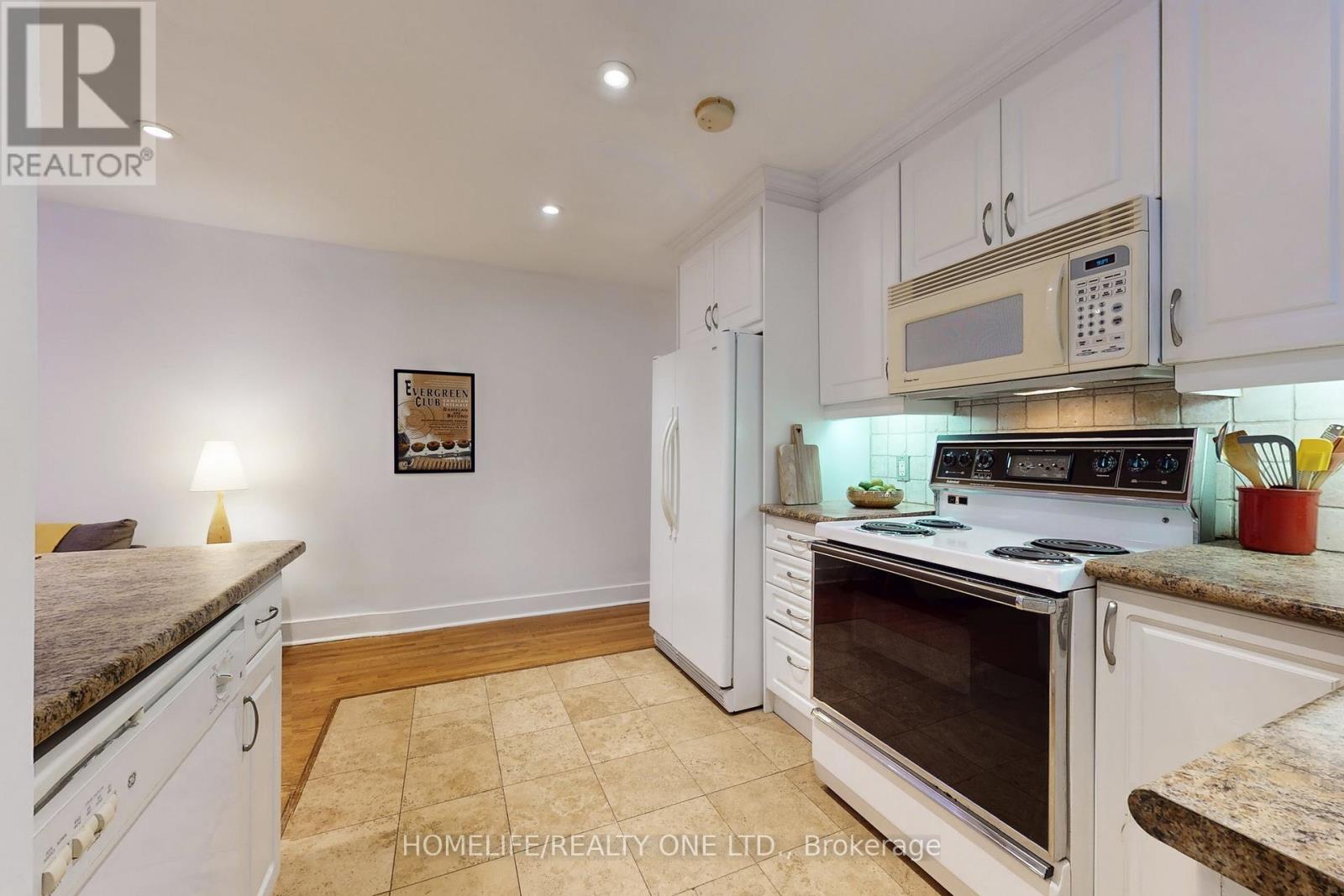 19 Morland Road S, Toronto, Ontario  M6S 2M7 - Photo 14 - W12473551