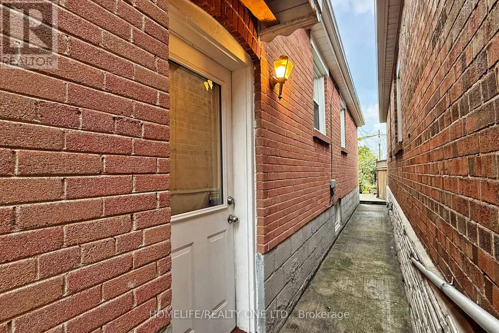 19 Morland Road S, Toronto, Ontario  M6S 2M7 - Photo 39 - W12473551