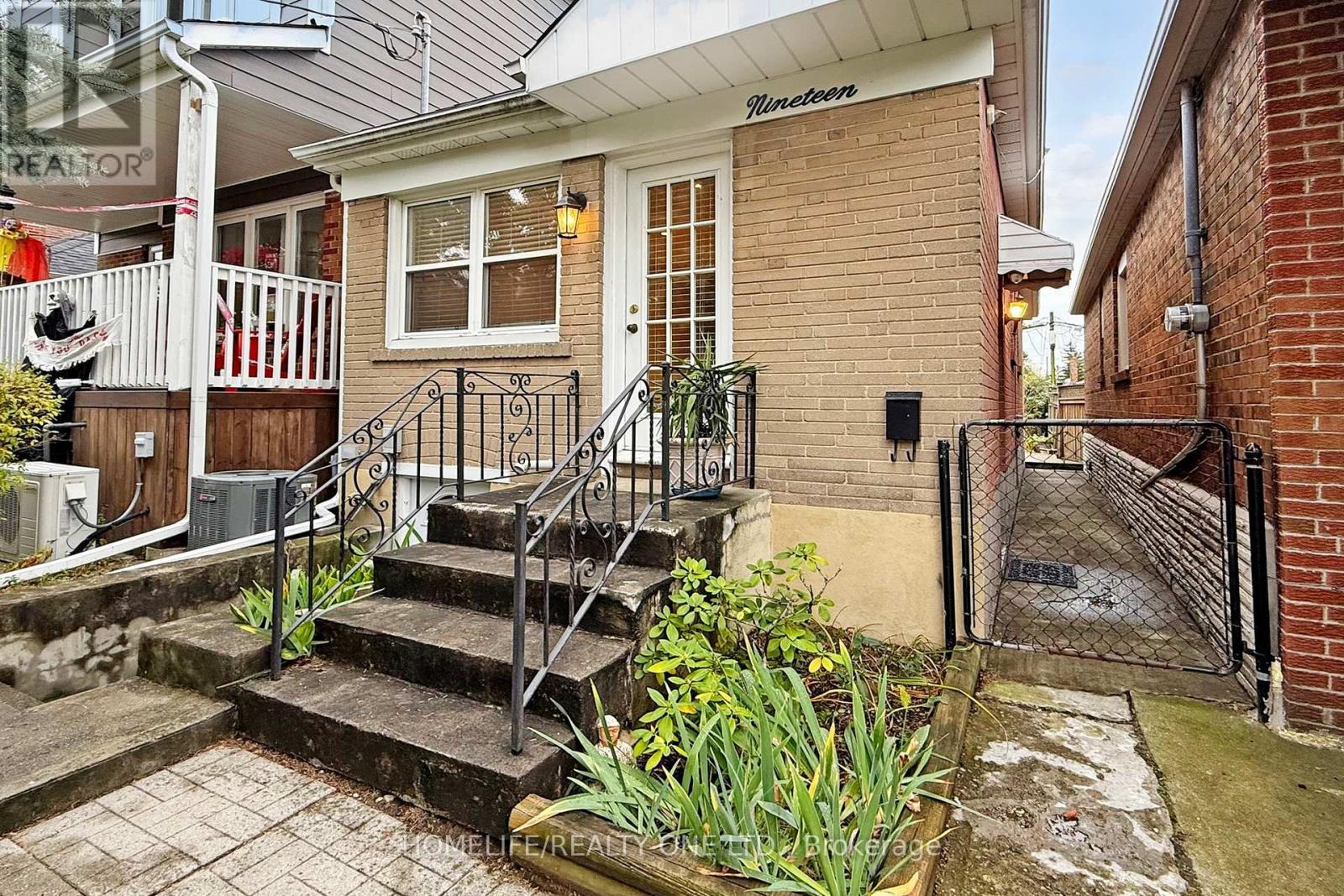 19 Morland Road S, Toronto, Ontario  M6S 2M7 - Photo 4 - W12473551