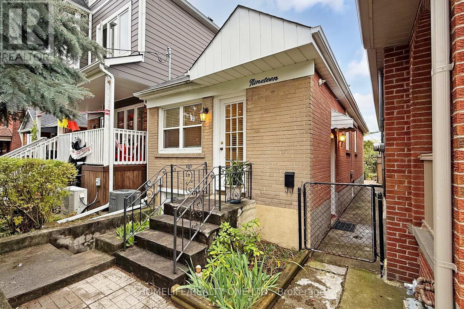 19 Morland Road S, Toronto, Ontario  M6S 2M7 - Photo 5 - W12473551