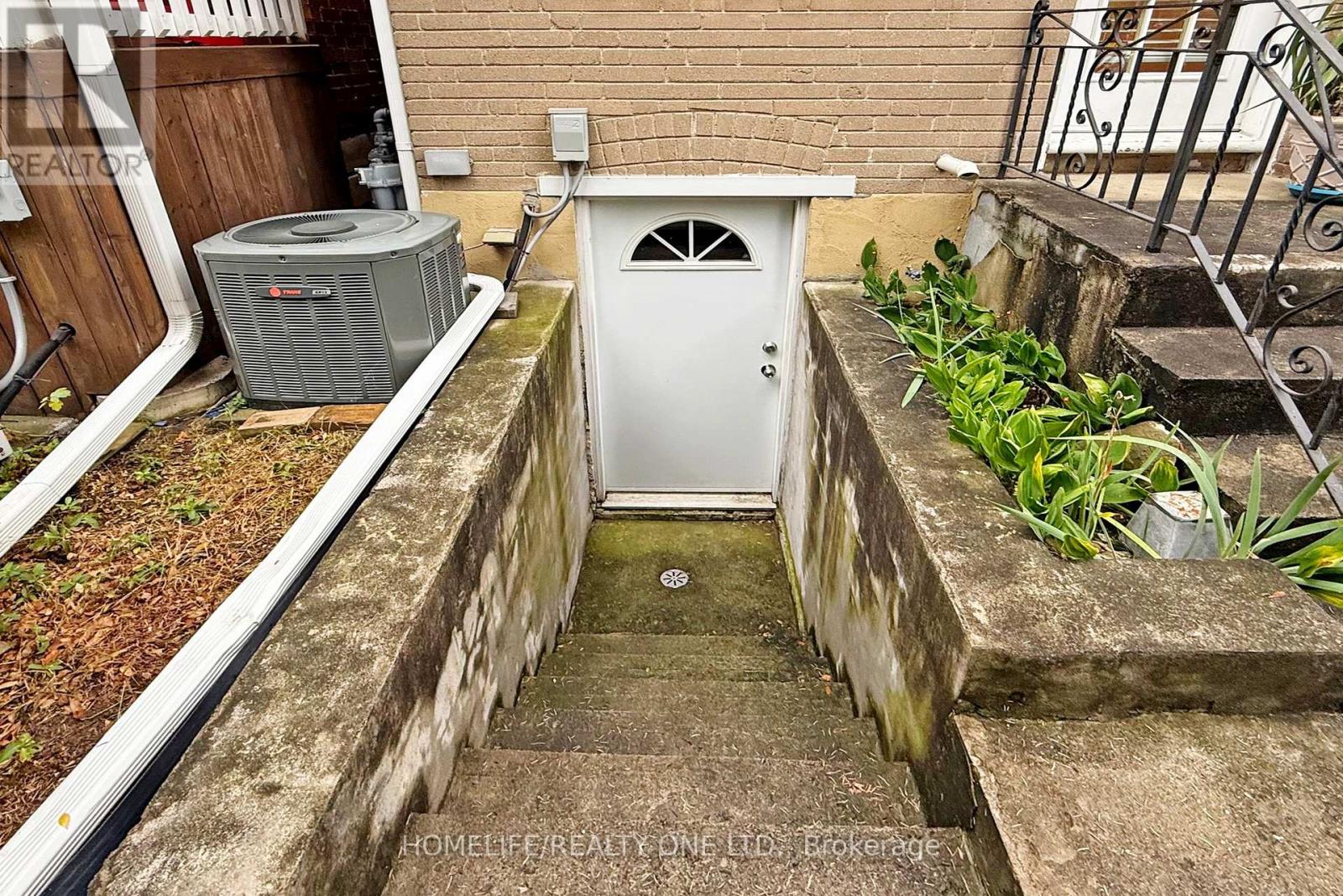 19 Morland Road S, Toronto, Ontario  M6S 2M7 - Photo 6 - W12473551
