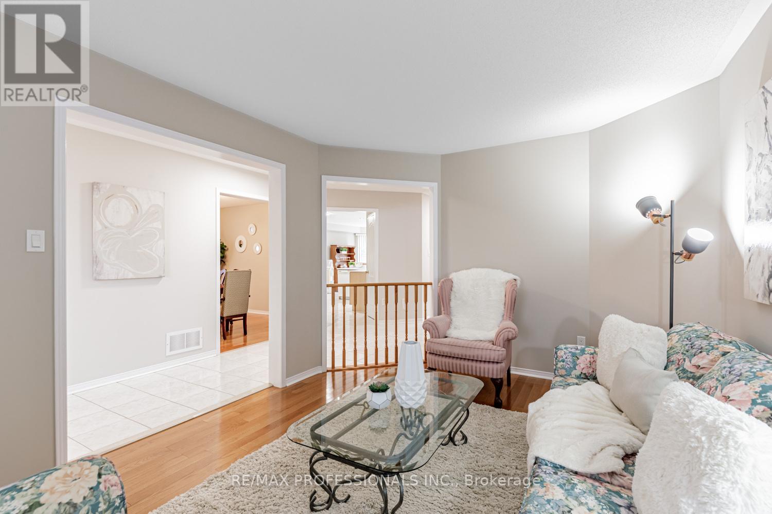 62 Banington Crescent, Brampton, Ontario  L7A 1G3 - Photo 4 - W12473554