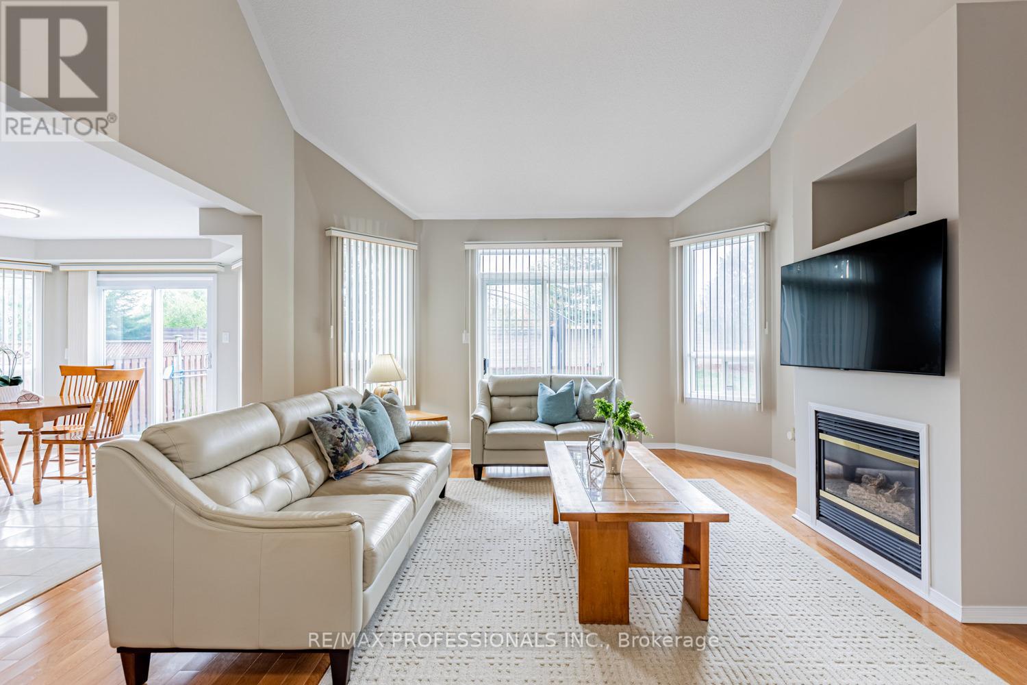 62 Banington Crescent, Brampton, Ontario  L7A 1G3 - Photo 8 - W12473554