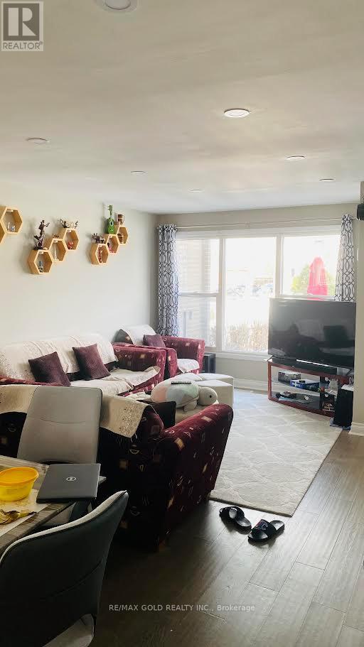 82 A Corby Crescent, Brampton, Ontario  L6Y 1H1 - Photo 3 - W12473574