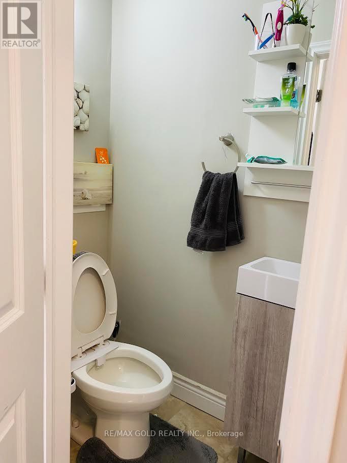 82 A Corby Crescent, Brampton, Ontario  L6Y 1H1 - Photo 7 - W12473574
