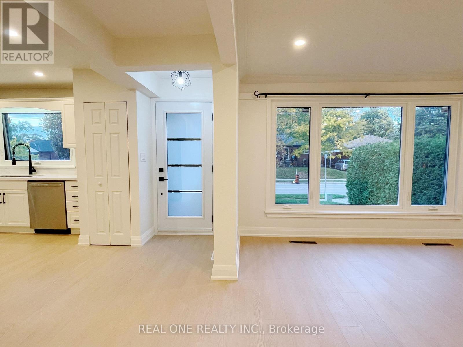 1 - 2116 Mountainside Drive, Burlington, Ontario  L7P 1B2 - Photo 4 - W12473588