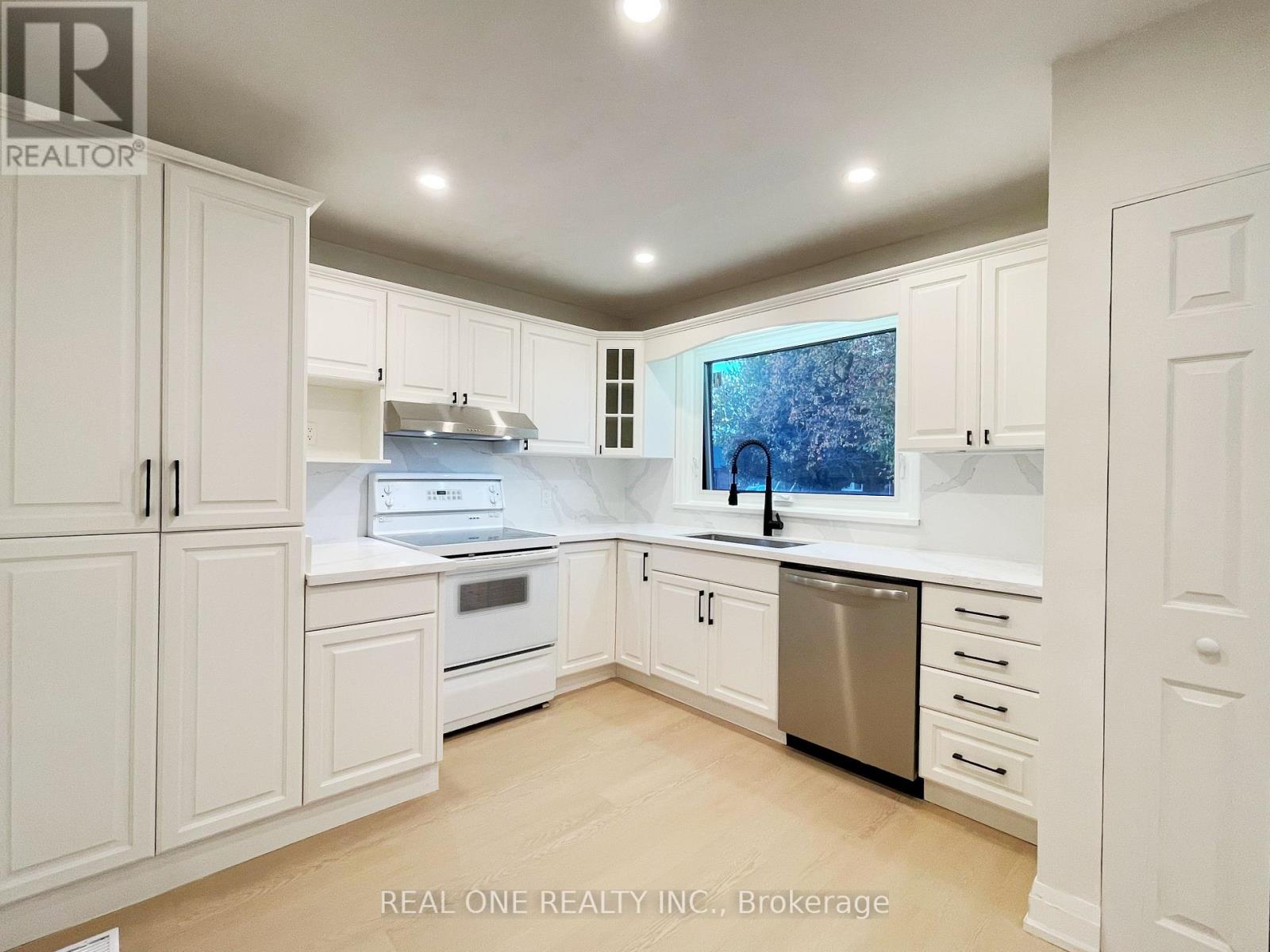 1 - 2116 Mountainside Drive, Burlington, Ontario  L7P 1B2 - Photo 5 - W12473588