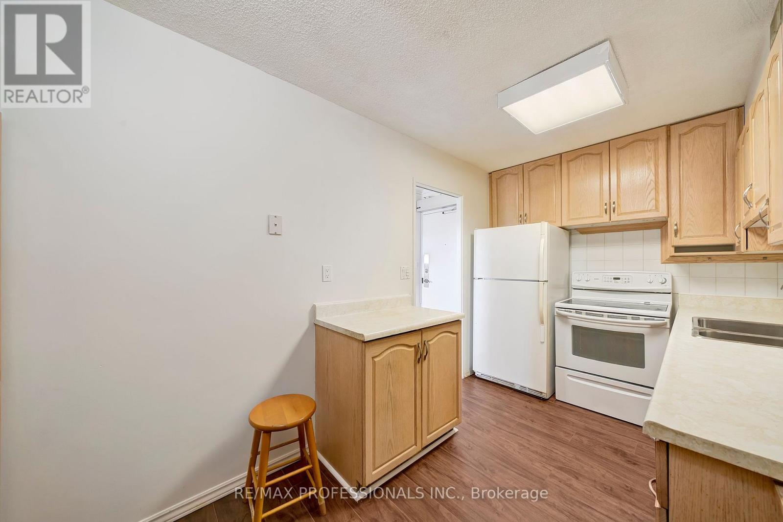 1710 - 270 Scarlett Road, Toronto, Ontario  M6N 4X7 - Photo 10 - W12473597