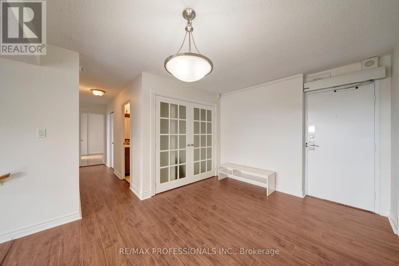 1710 - 270 Scarlett Road, Toronto, Ontario  M6N 4X7 - Photo 7 - W12473597