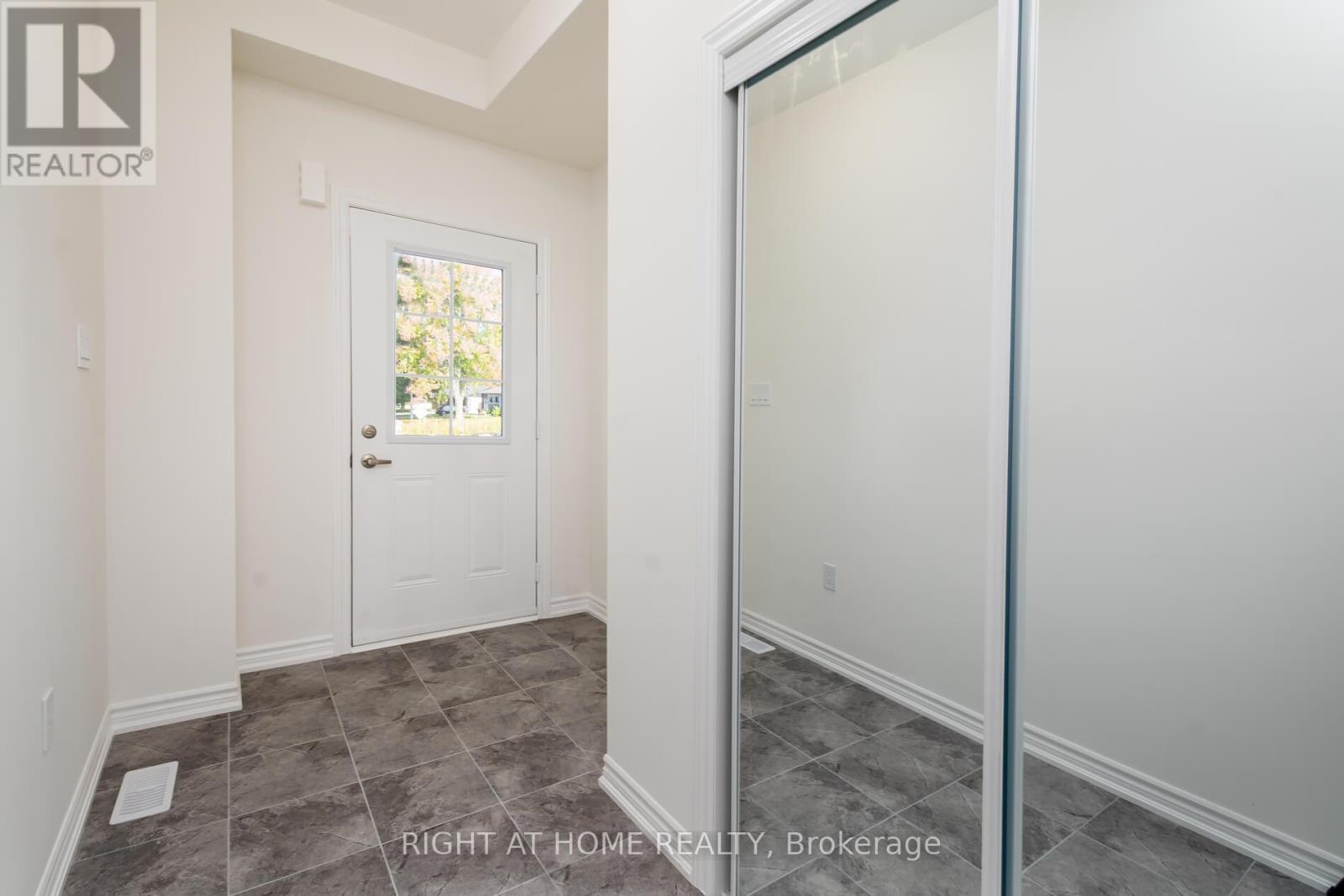 19 Ravenscraig Place, Innisfil (Cookstown), Ontario  L0L 1L0 - Photo 3 - N12473602