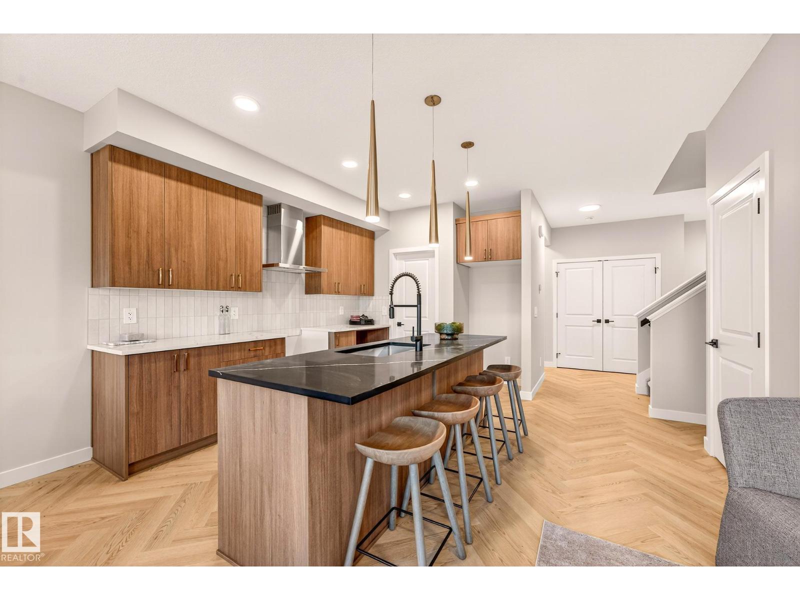 8207 Kiriak LO SW, Edmonton, Alberta
