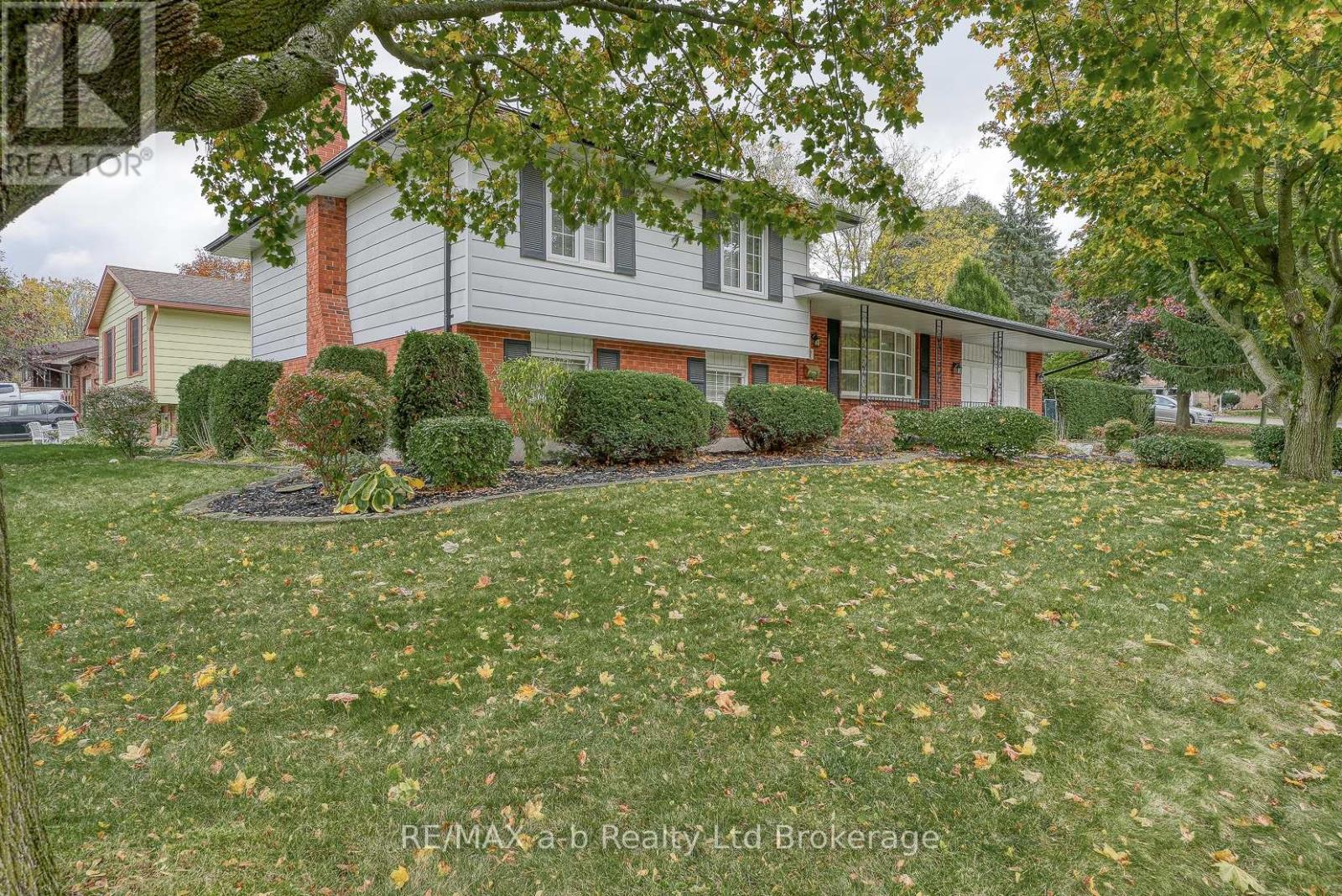 1 Golden Place, Ingersoll, Ontario  N5C 3N5 - Photo 2 - X12473698