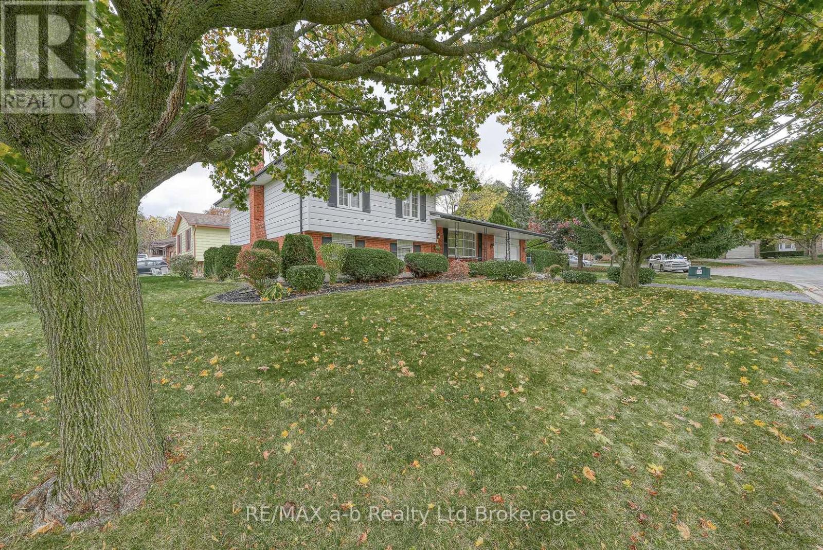1 Golden Place, Ingersoll, Ontario  N5C 3N5 - Photo 3 - X12473698