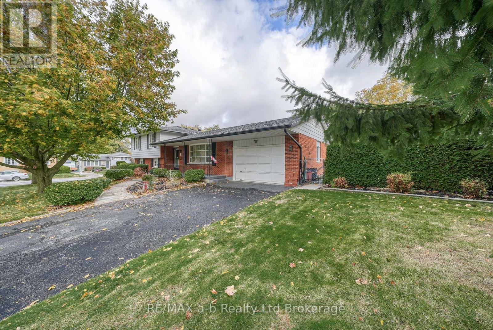 1 Golden Place, Ingersoll, Ontario  N5C 3N5 - Photo 5 - X12473698