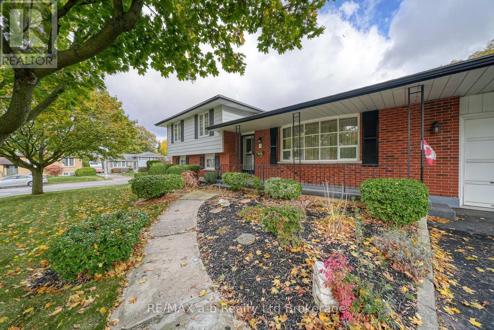 1 Golden Place, Ingersoll, Ontario  N5C 3N5 - Photo 6 - X12473698