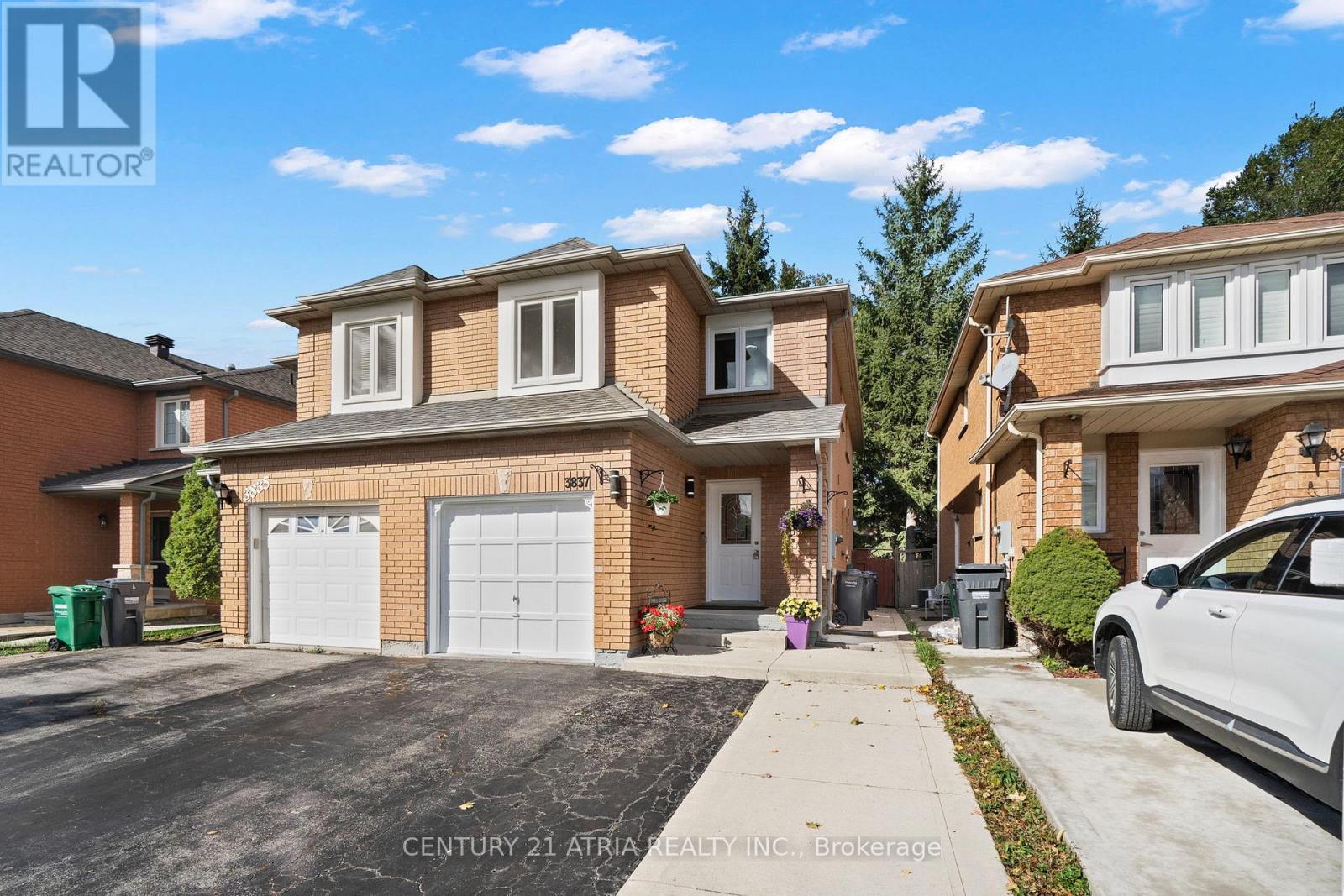 3837 Densbury Drive, Mississauga, Ontario  L5N 6Z3 - Photo 2 - W12468960
